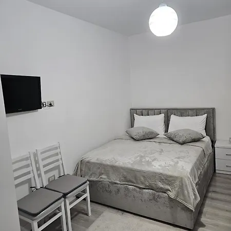 Nezir Tirana